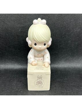 Precious Moments "Sharing is universal" 1987 Collector's Club figurine